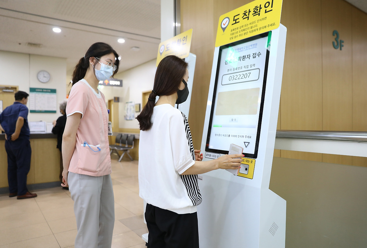 [사진]일산백병원이 최근 외래 진료 구역에 비대면 도착 진료 접수 시스템을 새롭게 구축했다. 환자는 외래 도착 후 등록번호나 진료카드 바코드를 키오스크에 입력하면 자동으로 진료가 접수되는 방식이다..jpg
