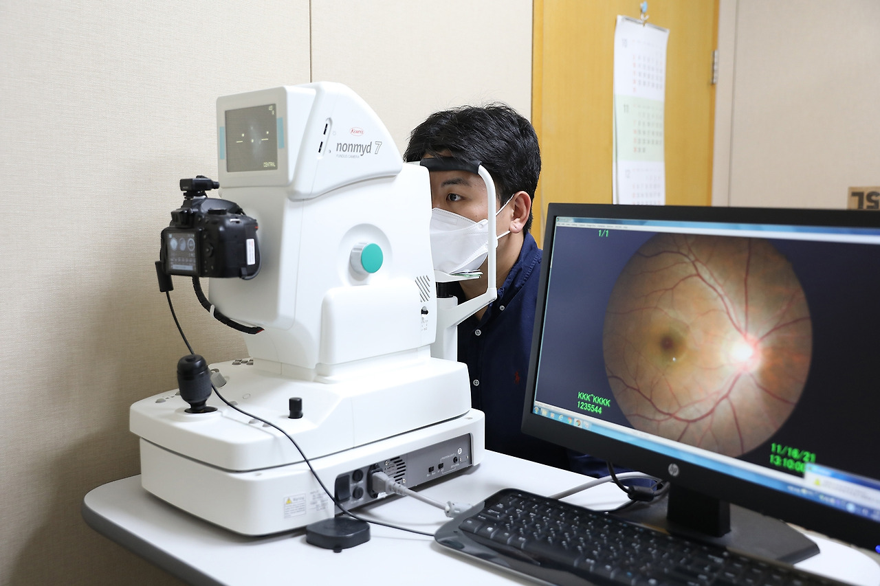 [사진] 당뇨병환자는 당뇨망막병증 예방을 위해서는 증상이 없더라도 매년 눈 검사를 받아야 한다. 안저검사는 망막합병증 발생 여부를 간단히 측정하는 데 유용한 검사다.jpg