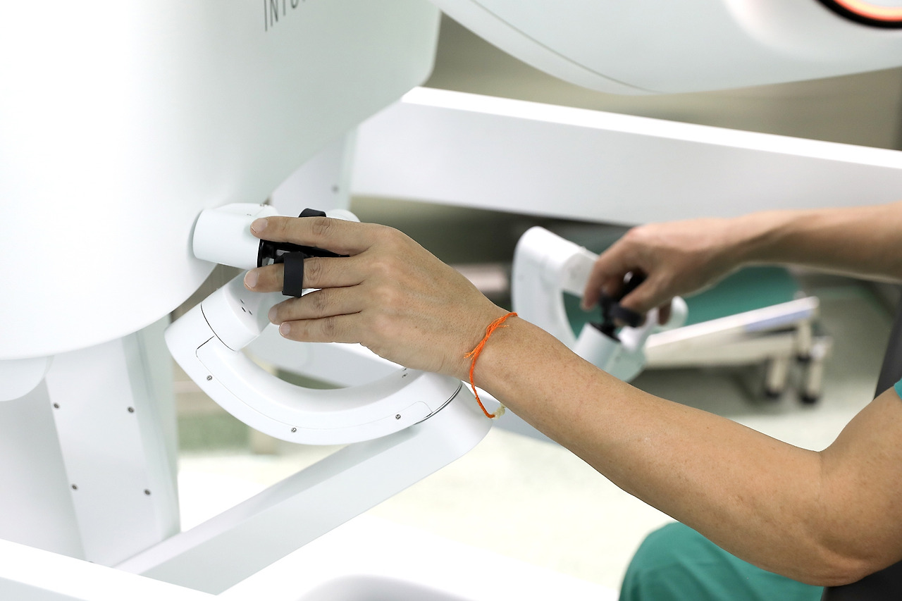 20250326_전경철 교수 로봇수술3.jpg