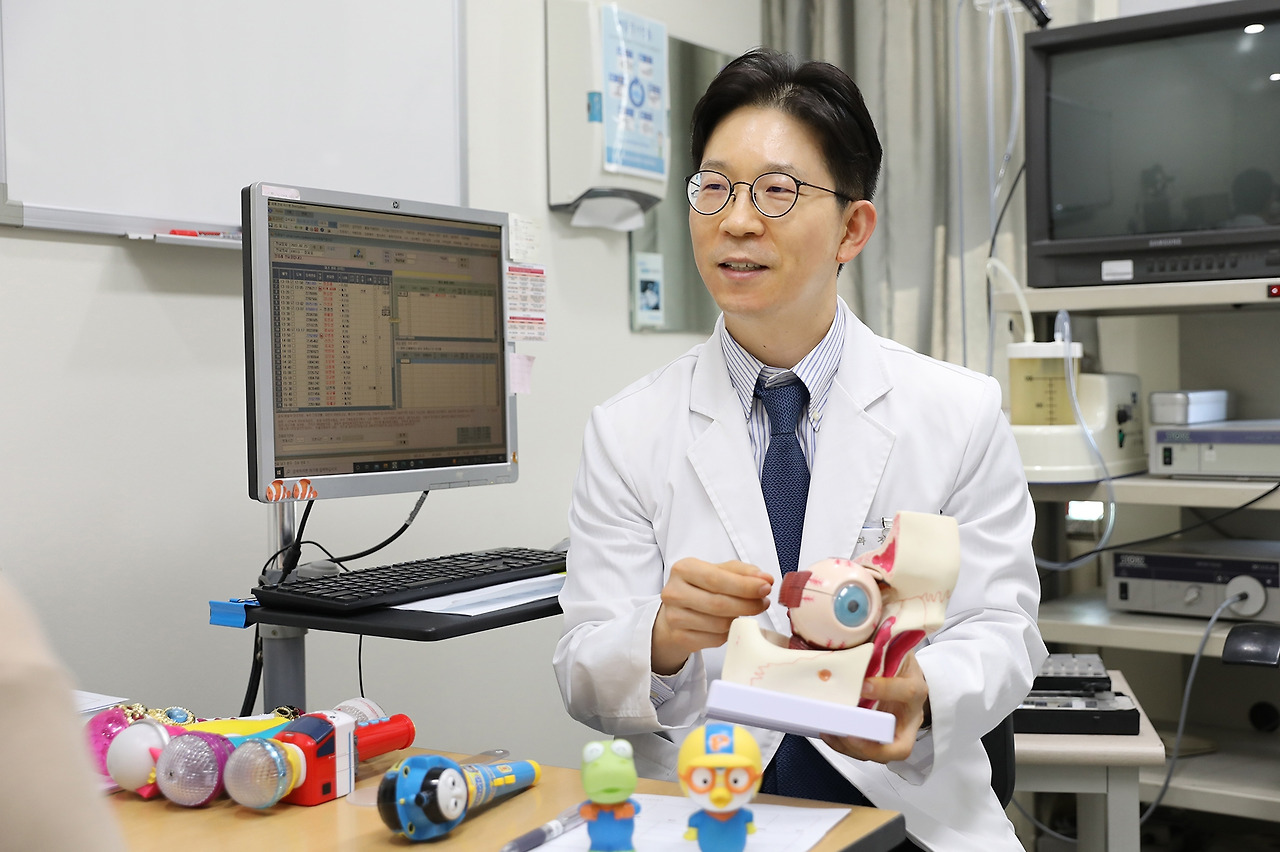 [사진] 소아안과 전문의 장지웅 일산백병원 안과 교수가 진료실에서 환자의 눈 검사를 시행하고 있다_2.jpg