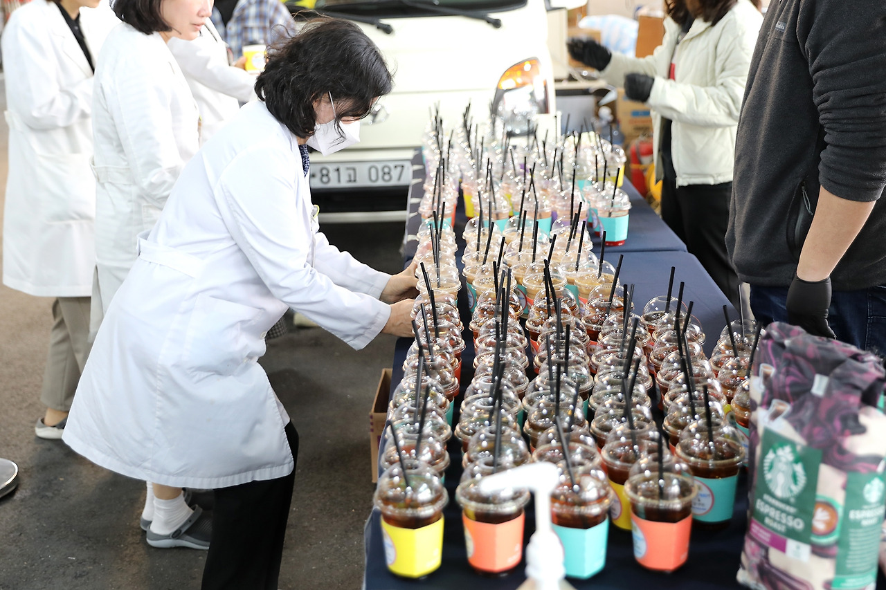 20250409_교직원공제회 커피트럭 이벤트4.jpg