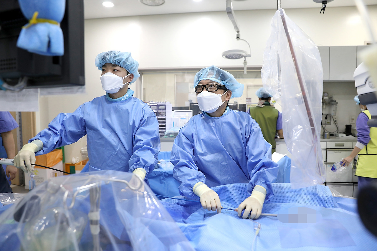 [사진] 일산백병원 순환기내과 남궁준 교수(오른쪽)가 2월 17일 고양시 최초로 전극선 없는 무선 심박동기 ‘마이크라(MicraAV) 삽입술'을 시행했다..jpg