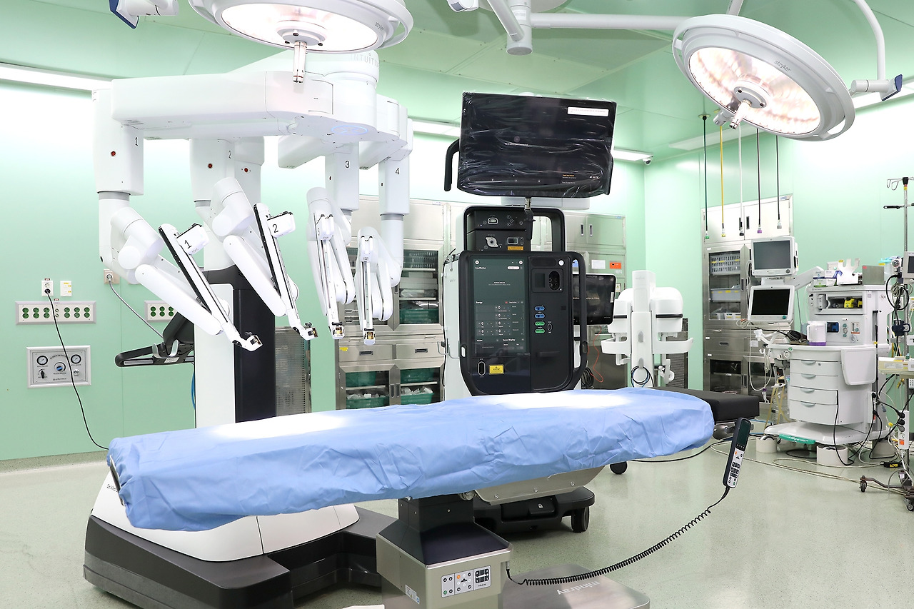 [사진]일산백병원이 경기도 최초로 최신 로봇수술 장비인 ‘다빈치5’모델을 도입하며, 한층 정교하고 안전한 로봇수술 시스템을 구축했다..jpg