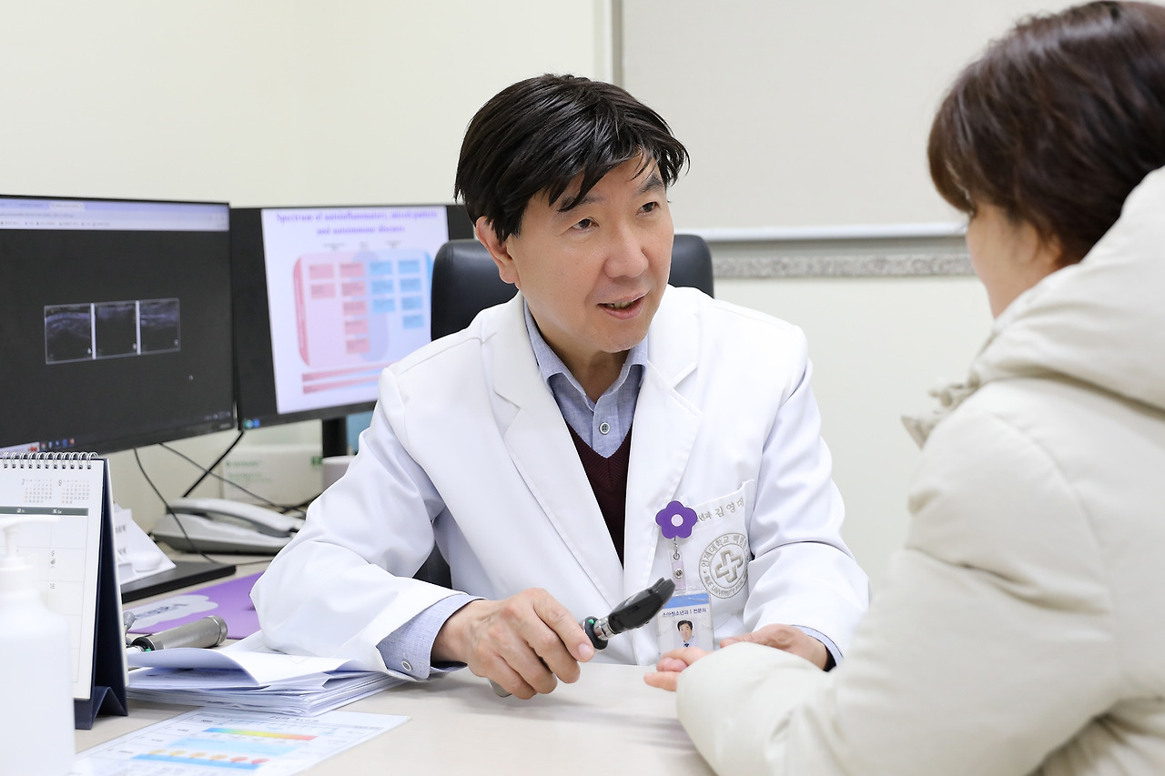 [사진] 김영대 교수는 성장 과정 중 아이들의 손끝 색깔이 변하거나, 평소와 달리 숨이 차고 위장 문제를 자주 호소한다면 단순 질병으로 간과하지 말고 소아 류마티스 전문의에게 진료받아야 한다고 조언했다..jpg