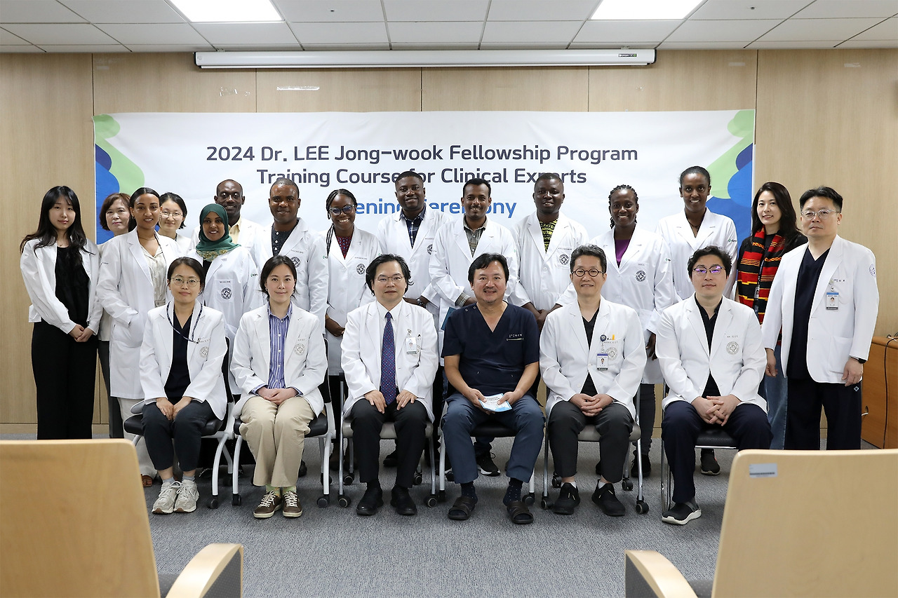 [사진]일산백병이 가나와 에티오피아, 캄보디아 의료진을 초청, 6월 7일 '이종욱펠로우십 프로그램 임상과정 연수교육 입교식'을 개최했다..jpg