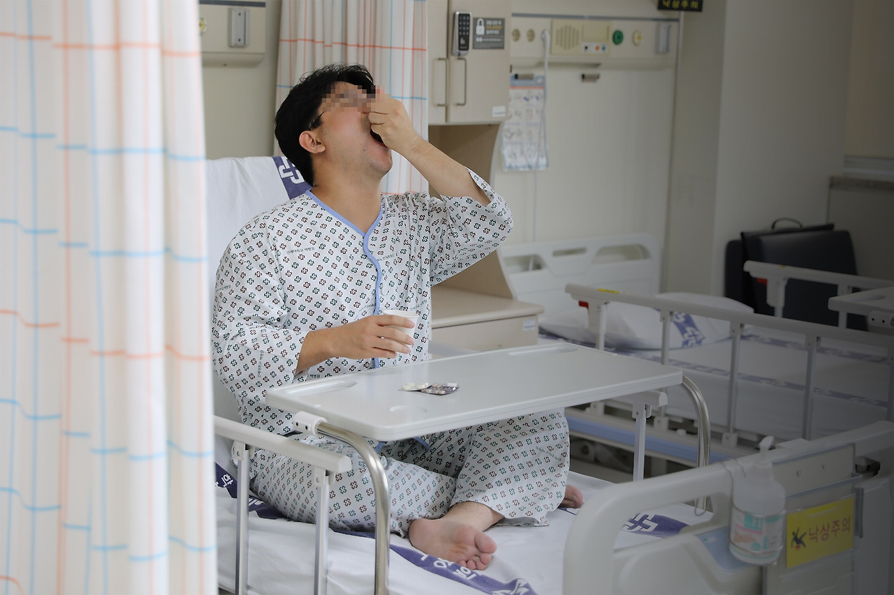 [사진]병원에 입원한 만성질환 환자가 한번에 여러가지 약을 복용하고 있다_연출이미지 사진1.jpg