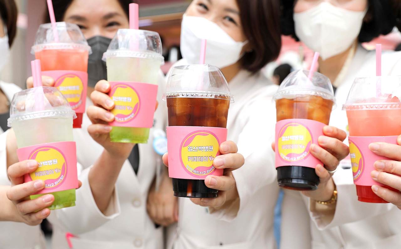 [사진] 일산백병원이 코로나19 방역에 헌신해준 직원들을 격려하기 위해 전 직원에게 커피와 음료수 1,700잔을 제공했다..jpg