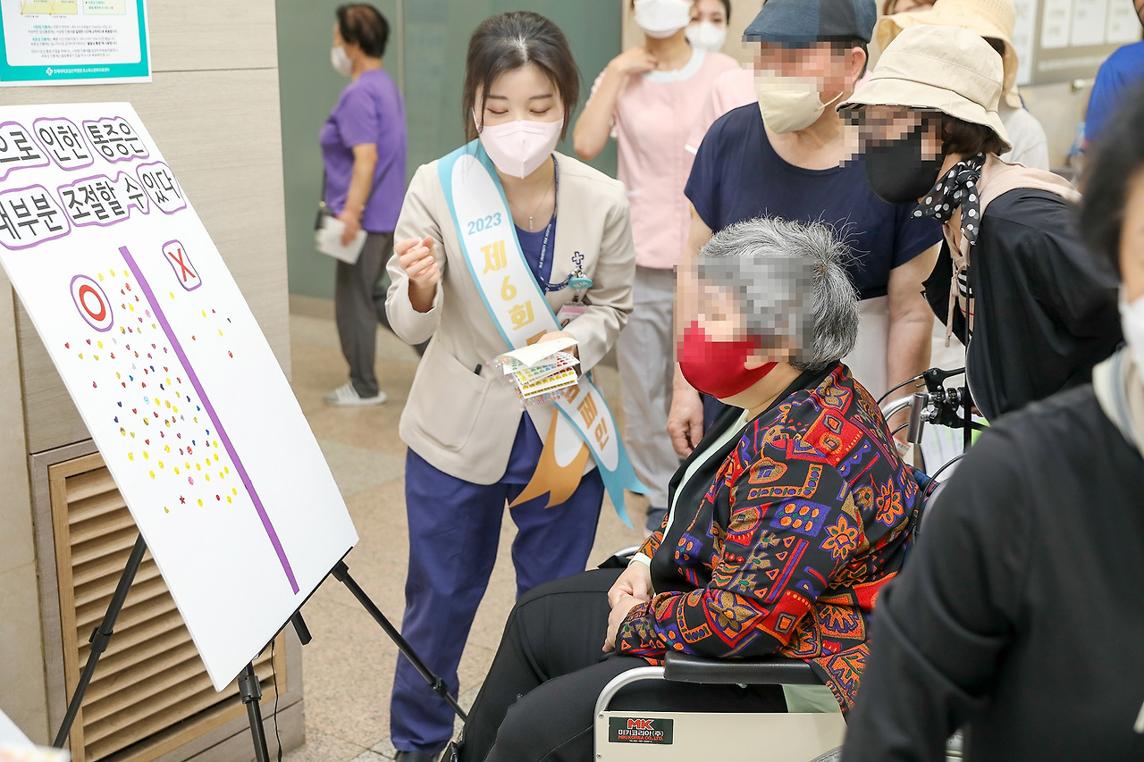 [사진2] 일산백병원 호스피스완화의료센터 의료진이 5월 23일 병원 로비에서 '2023 암성통증 바로알기' 캠페인을 펼쳤다..jpg