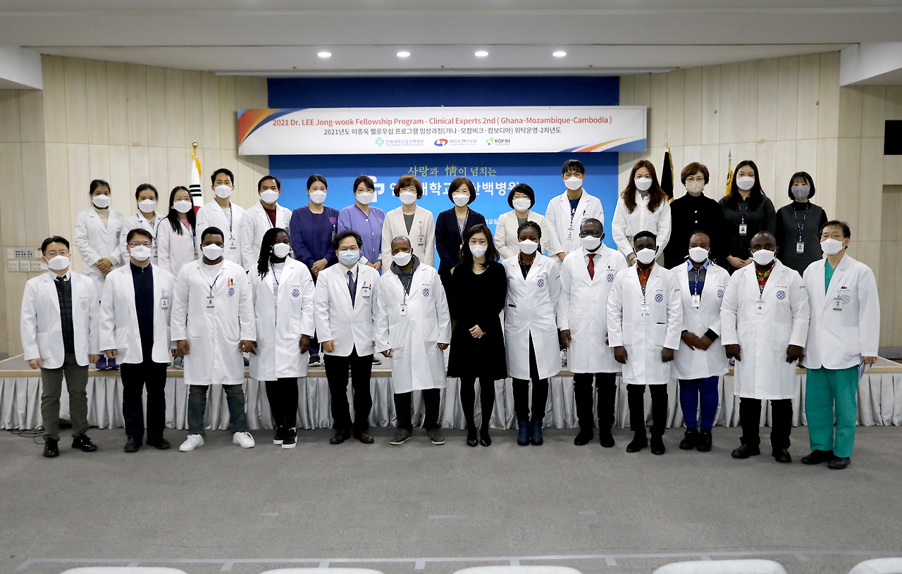 [사진]일산백병원이 가나와 모잠비크 연수생을 초청, 1월 16일 병원 대강당에서 입교식을 진행하고 본격적인 교육에 들어갔다..jpg