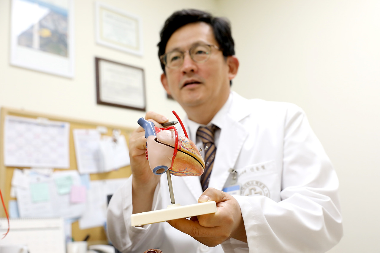 [사진]명의_흉부외과 신윤철 교수_7.jpg