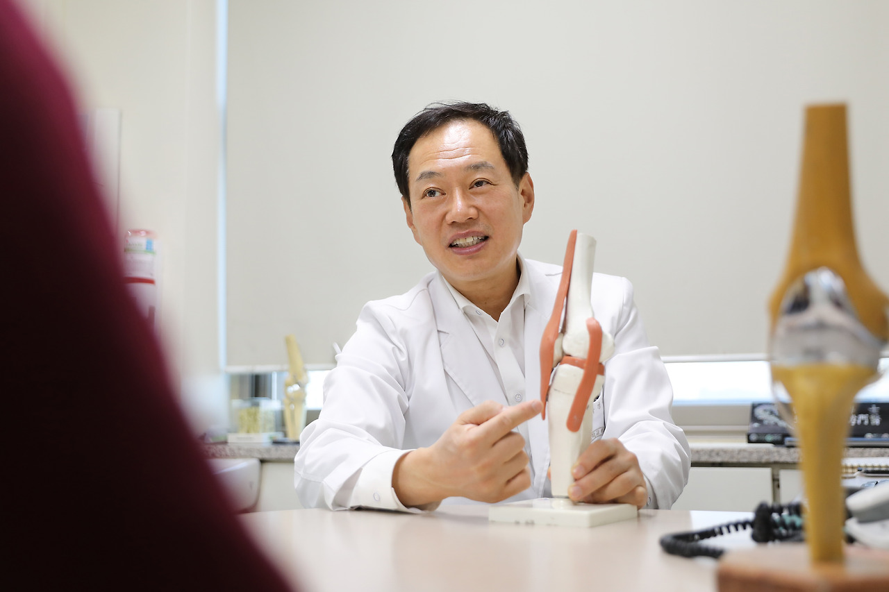 [사진] 나경욱 일산백병원 정형외과 교수 (7).jpg