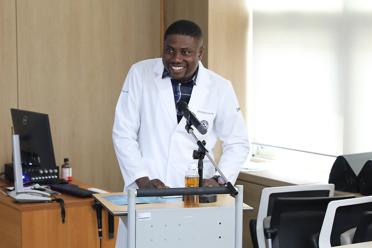 [사진]일산백병원이 가나와 에티오피아, 캄보디아 의료진 12명에게 4개월간 한국의료를 전수한다. 사진은 이번 프로그램에 참석한 연수생이 입교 소감을 발표하고 있다..jpg