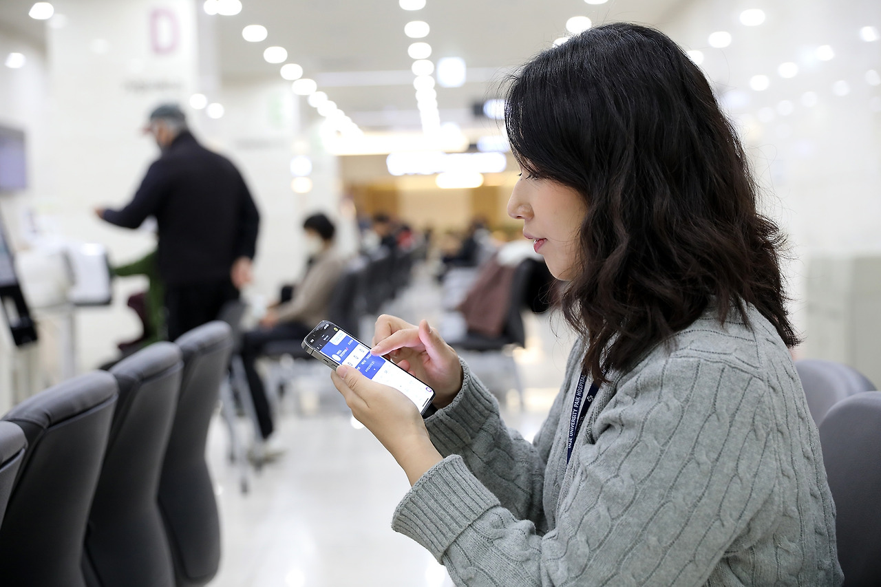 [사진] 백똑똑은 별도의 앱 설치나 복잡한 회원가입 없이 알림톡 링크만 클릭하면 진료예약부터 검사결과 조회, 수술 현황, 퇴원절차 등을 바로 확인할 수 있는 환자 맞춤형 플랫폼이다..jpg