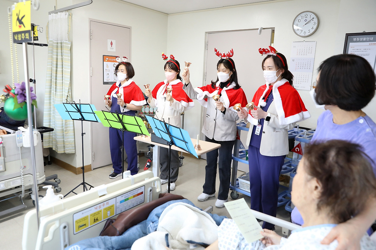 [포토뉴스]병실에 울려퍼진 캐롤_메리크리스마스.jpg
