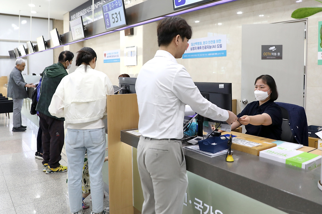 [사진]인제대학교 일산백병원이 진료 후 수납 대기없이 자동 결제되는 진료비 하이패스 서비스를 구축하고 본격적인 운영에 들어갔다_1.jpg