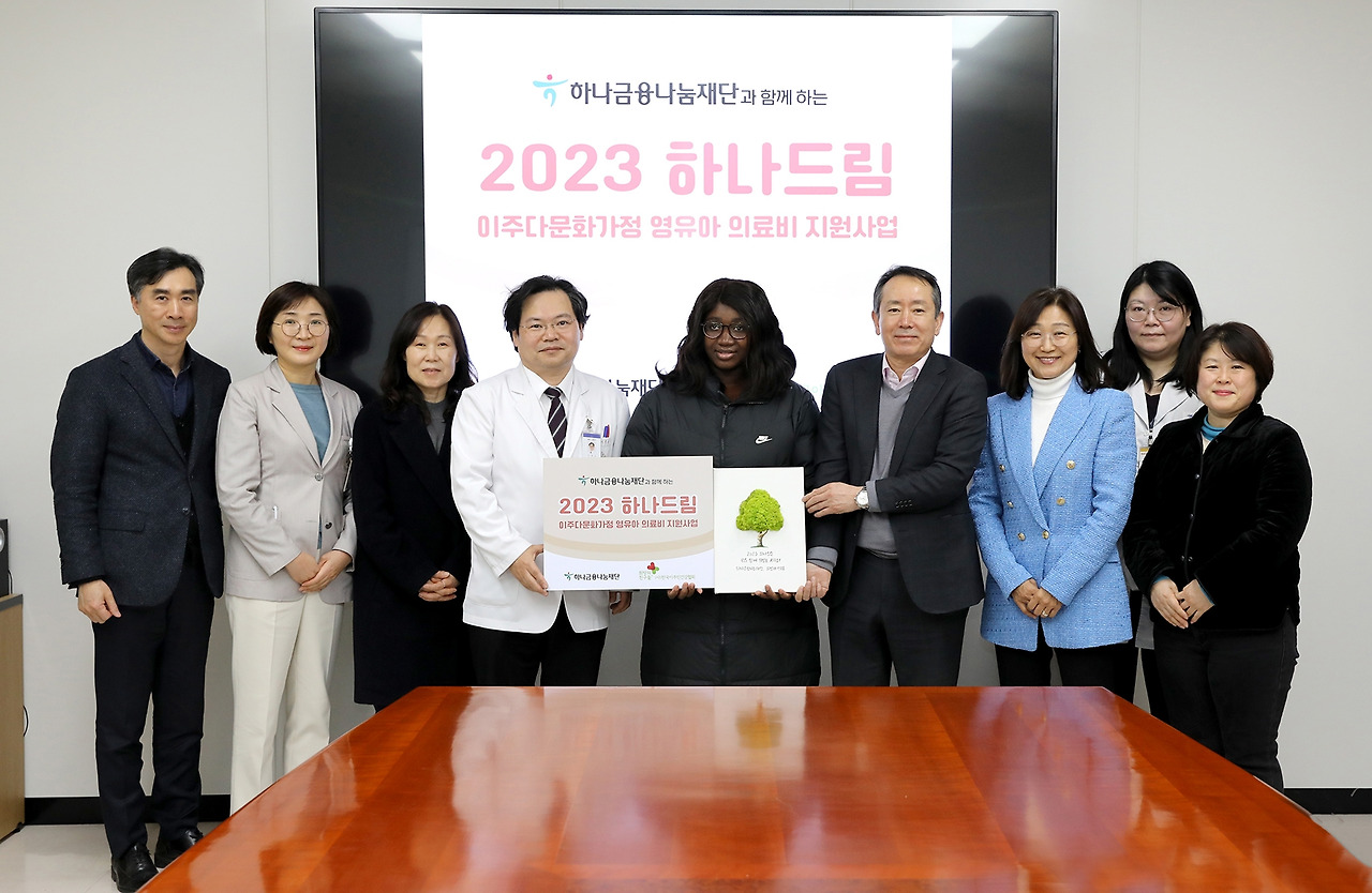 다문화가정 치료비 전달.jpg