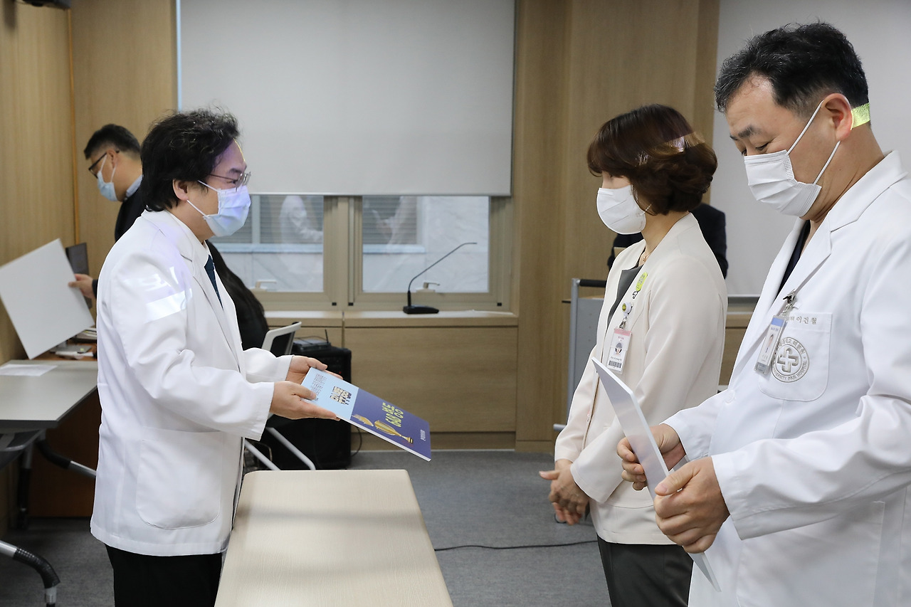 환자경험 우수부서 포상.jpg