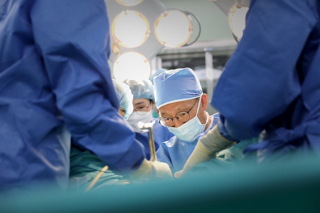 [사진] 자궁내막증 수술은 약물 치료 효과가 없거나 약물로 치료할 수 없는 환자들에게 시행한다. 수술로 자궁내막증 원인을 제거하고, 장 유착도 복원한다..jpg