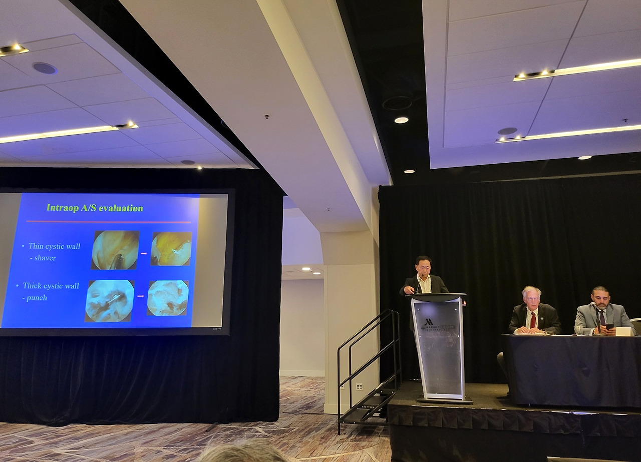 [사진] 일산백병원 정형외과 나경욱 교수가 미국 샌프란시스코에서 열린 북미관절경학회 연차총회에서 ‘관절경적 베이커낭종 제거술’을 발표했다..jpg