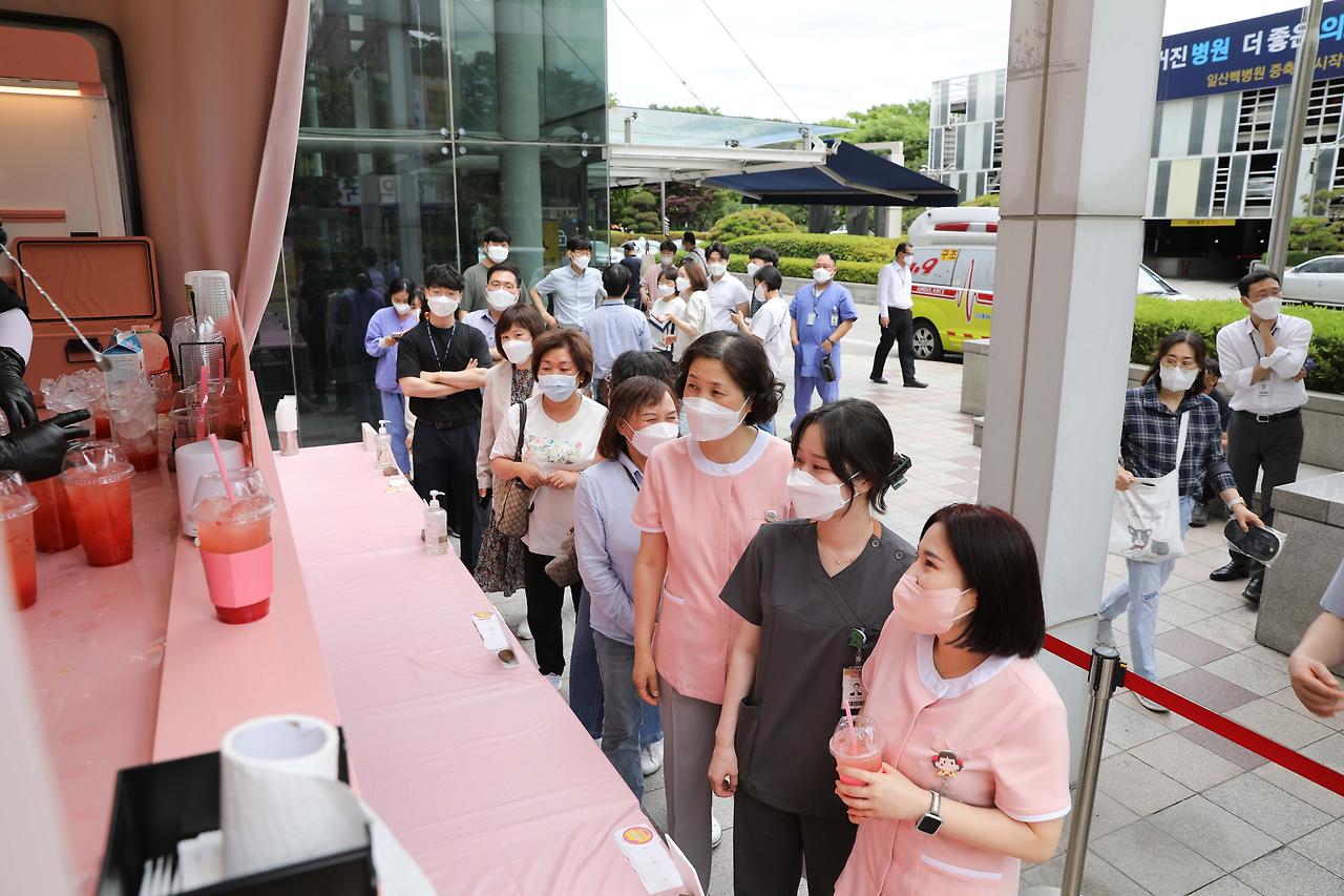 [일산백병원 커피데이 사진3]일산백병원 교직원들이 '커피데이'행사에 참여하고 있다.jpg