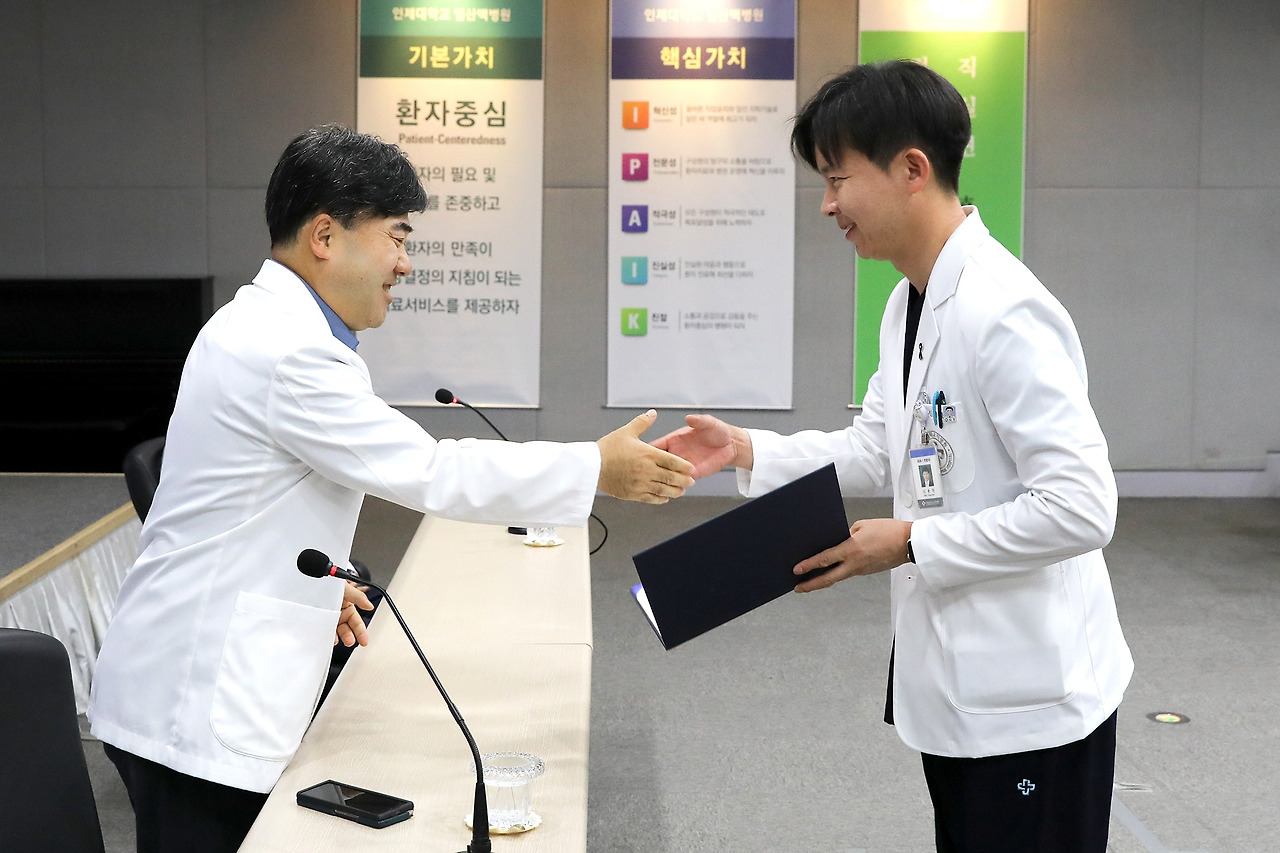 신용찬 교수 로봇수술센터장 발령장 수여1.jpg