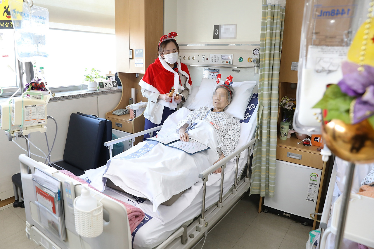 [포토뉴스]병실에 울려퍼진 캐롤2.jpg