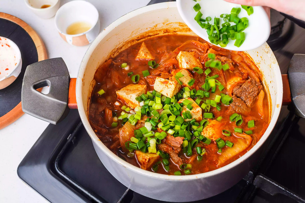 spicy-kimchi-stew-kimchi-jjigae-2118939_step-07-94445b5ab0474790bf659cb1d4882d4a.jpg