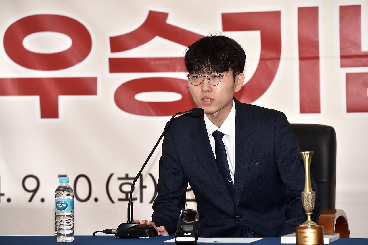 쿠키뉴스_신진서 9단_기자회견.jpg