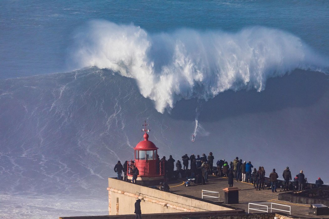 ross-clarke-jones-at-huge-nazare.jpg