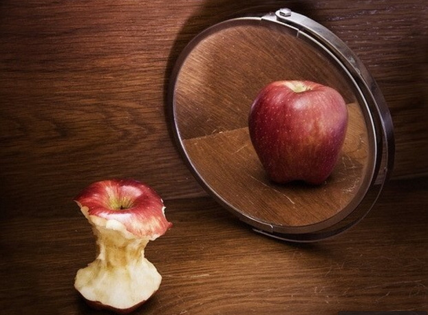 거울에 비친 사과.jpg
