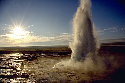 400px-Strokkur_geyser_eruption,_close-up_view.jpg