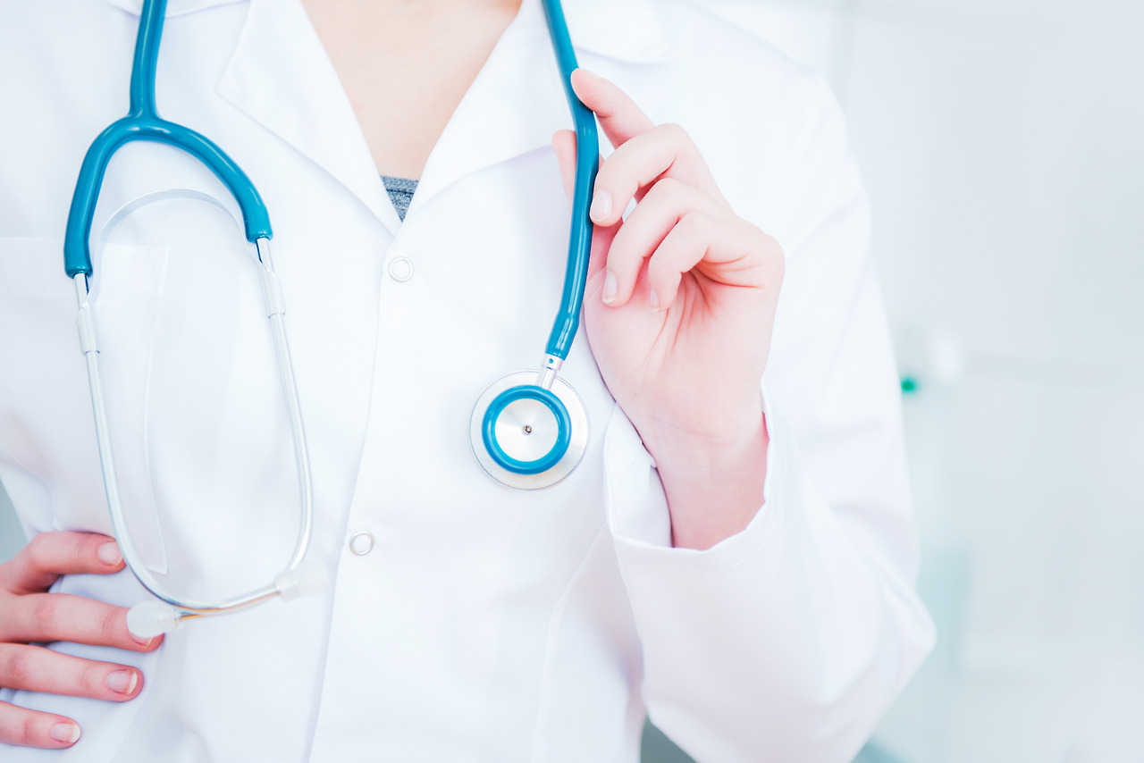doctor-with-stethoscope-P3H5ABZ.jpg
