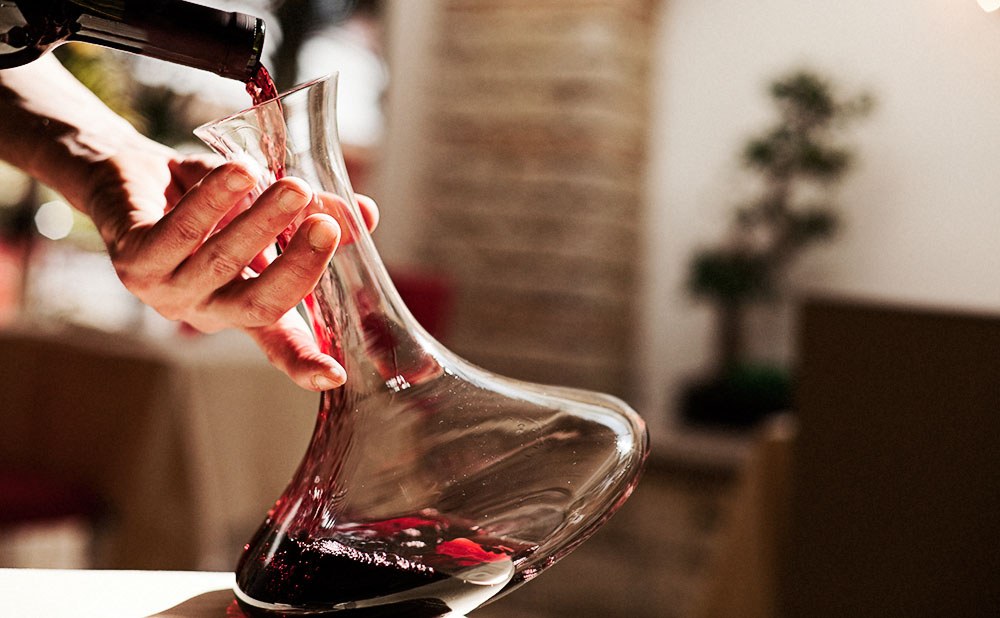 Decanting-wine-ps.jpg