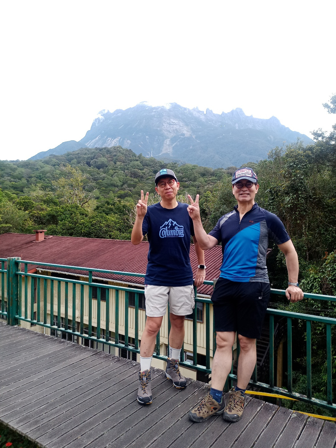 키나발루 산 배경 출발.jpg