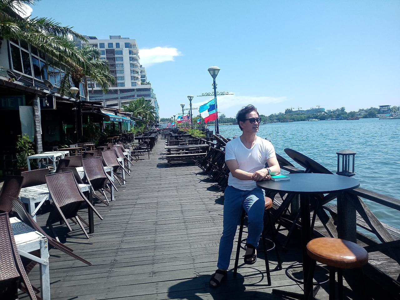 하산후 망중한 코타키나발루 해변.jpg