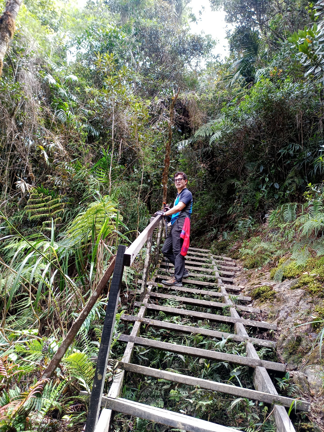 키나발루 계단 등반.jpg