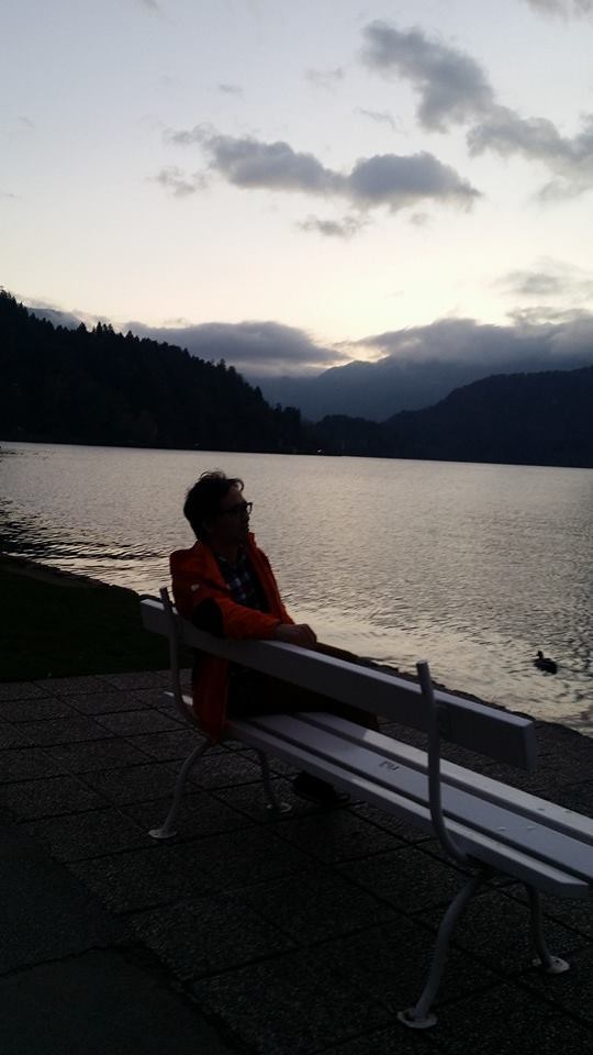 호숫가 독사진 야경.jpg