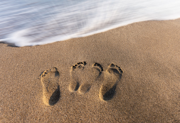 footsteps-love-sand_105885-9.jpg