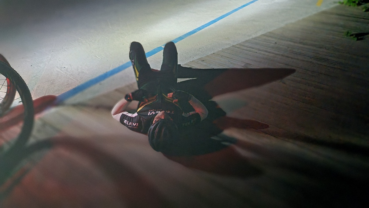 누워서 쉬다 금강 자전거길.jpg