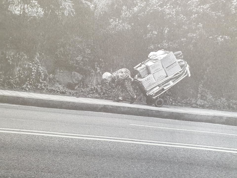 할머니 비탈길.jpg