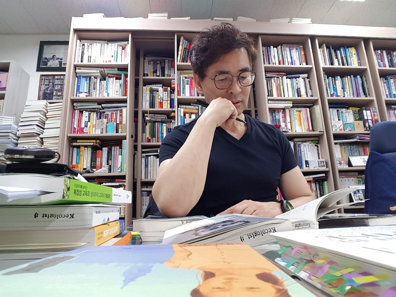 연구실 책 읽기2.jpg