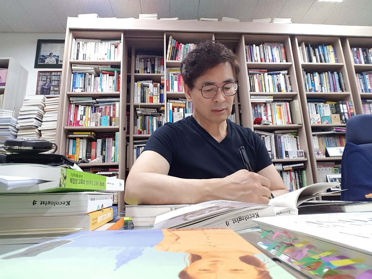 연구실 책 읽기.jpg