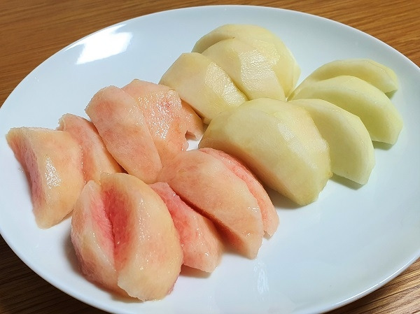 두 가지 서로 다른 복숭아.jpg