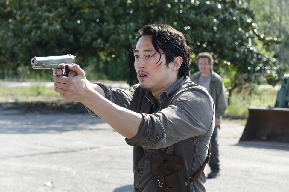 Glenn-Fires-His-Gun-in-The-Walking-Dead-Season-6-Premiere.jpg