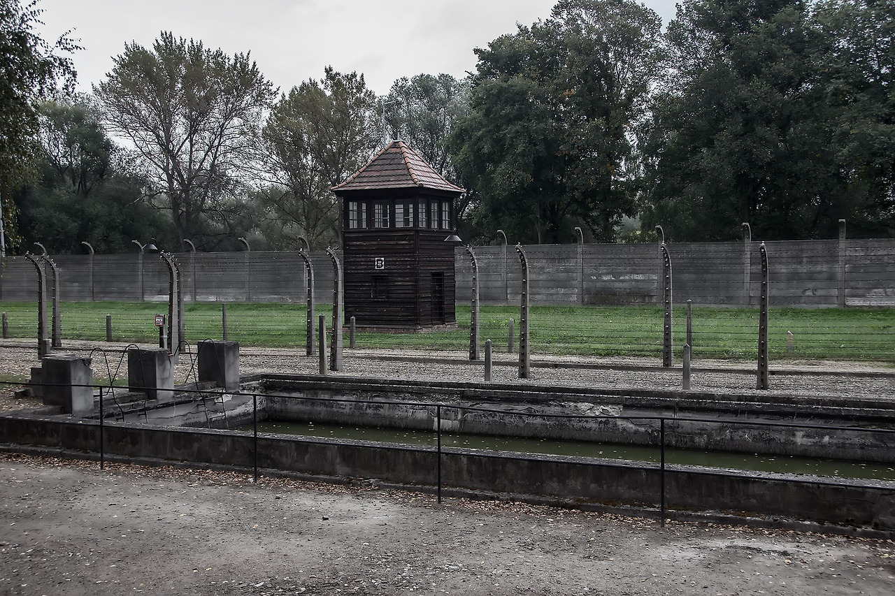 auschwitz-i-3671372_1920.jpg