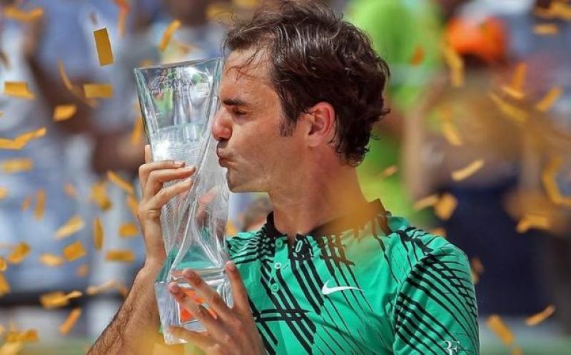 Federer_kisses_Miami_trophy.jpg