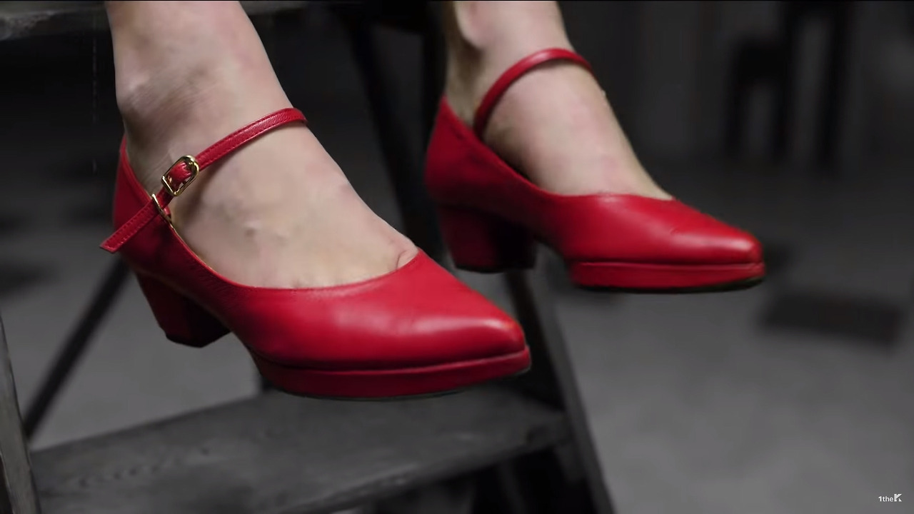 아이유 분홍신2.jpg