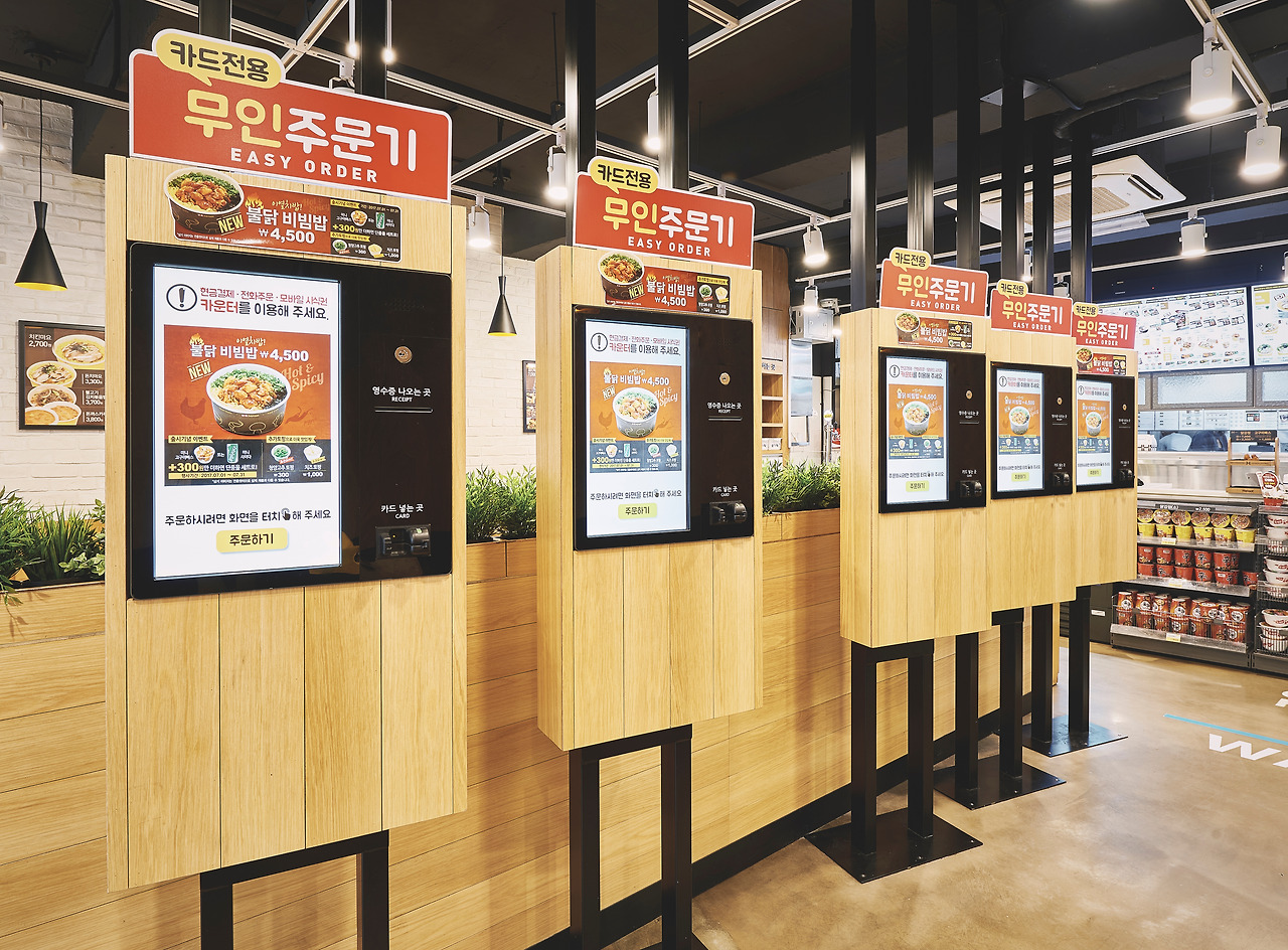 사진 1 메인 이팅 라운지와 무인 주문기가 설치된 한솥도시락 신촌 연세로점.jpg