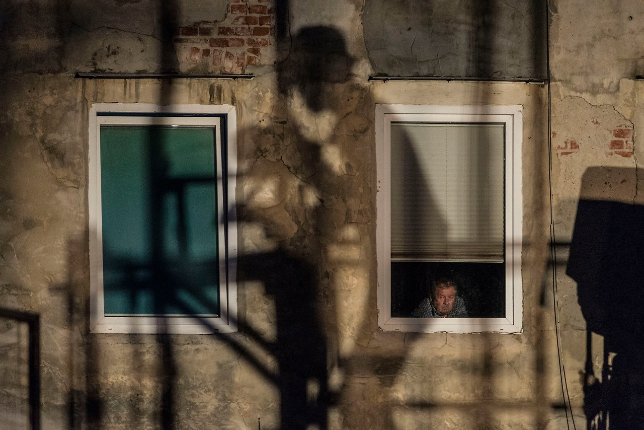 05 폴란드 페타 페스티벌, 창밖으로 공연을 보는 사람 (제공_페타페스티벌).jpg