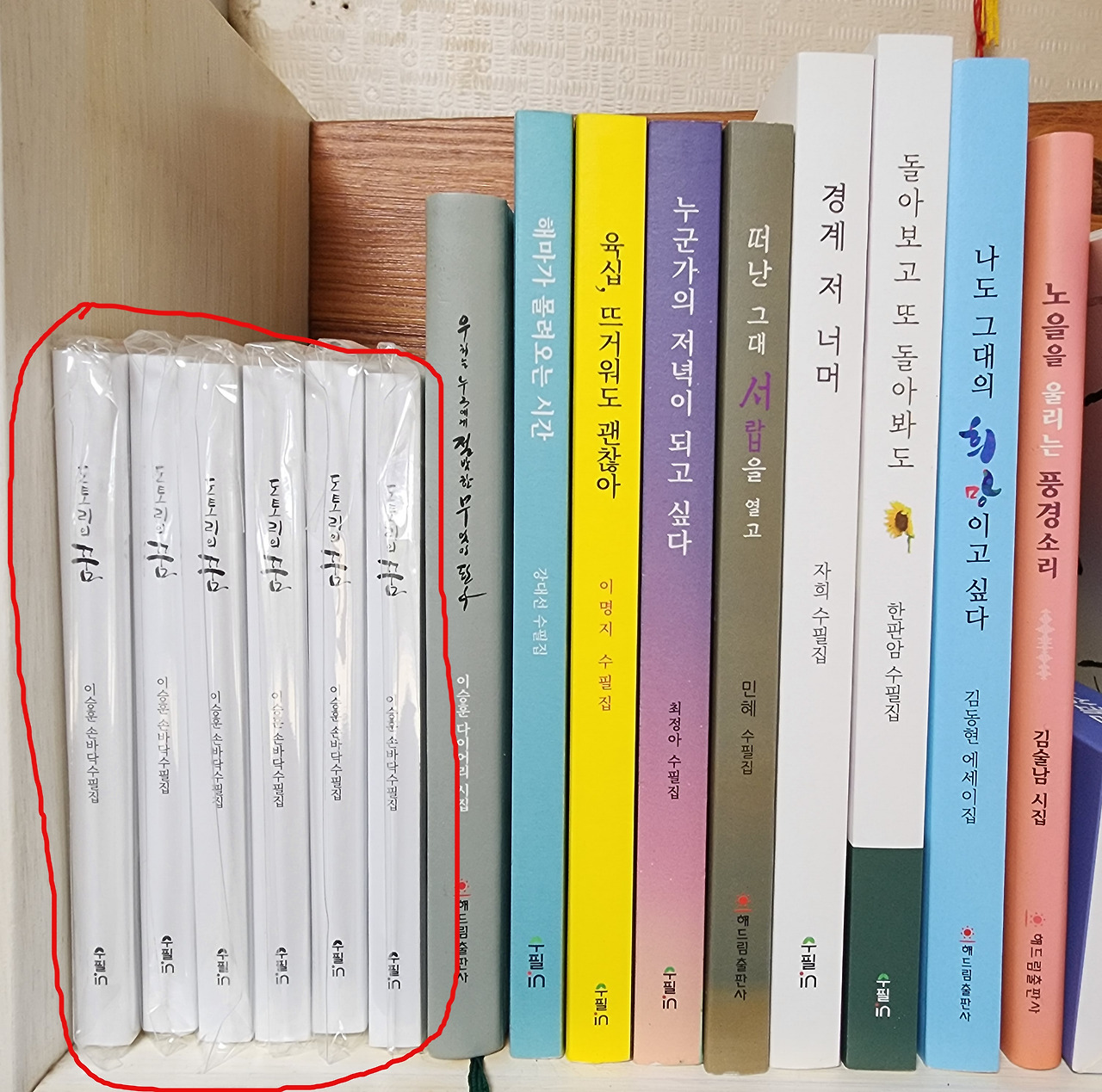 도토리2 책꽂이.jpg